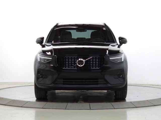 Certified 2025 Volvo XC40 B5 Ultra AWD/4WD image 2