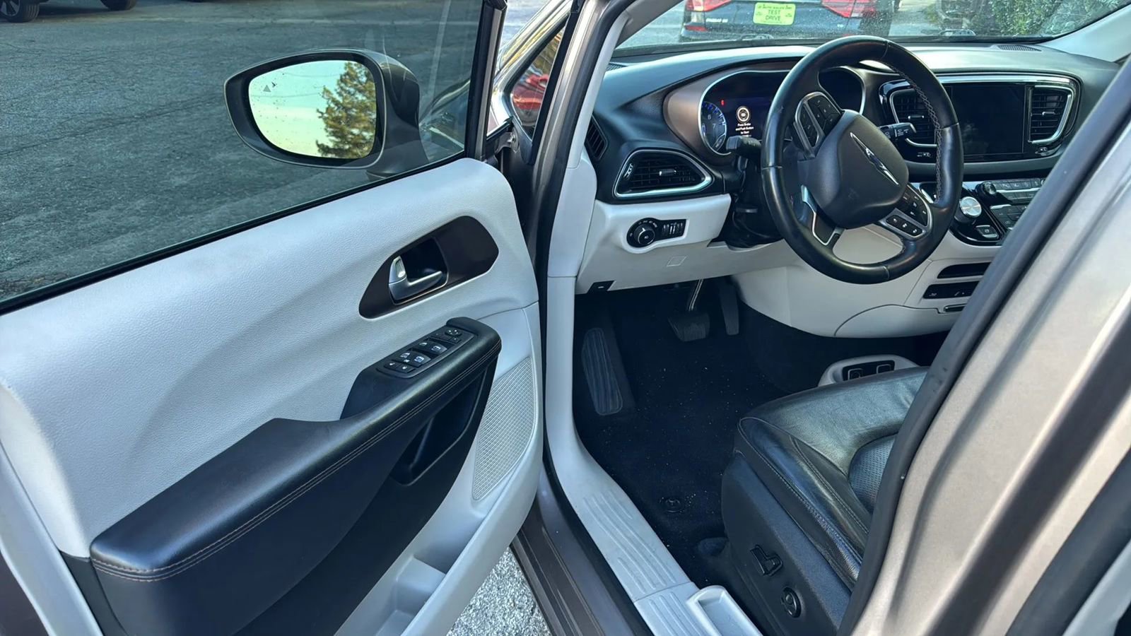 Used 2018 Chrysler Pacifica Touring-L Plus w/ Advanced Safetytec Group image 9