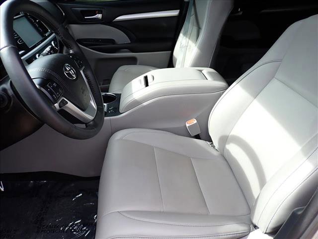 Used 2019 Toyota Highlander XLE AWD/4WD image 13