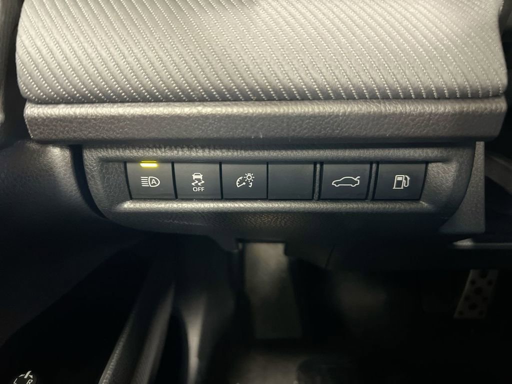 Used 2025 Toyota Camry SE image 18