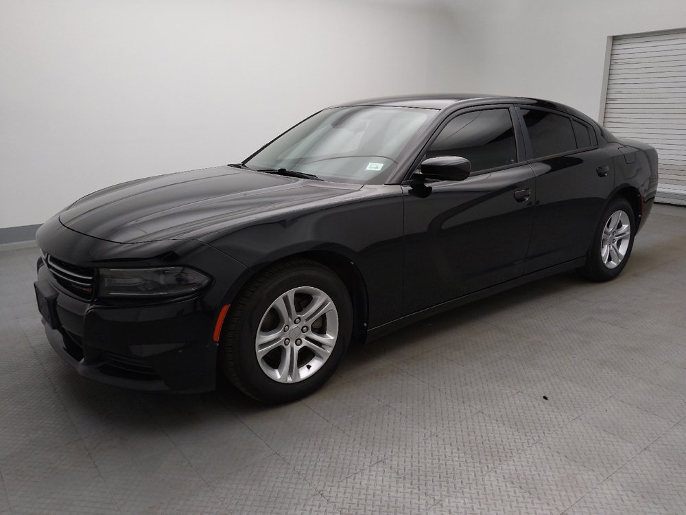 Used 2017 Dodge Charger SE RWD image 2