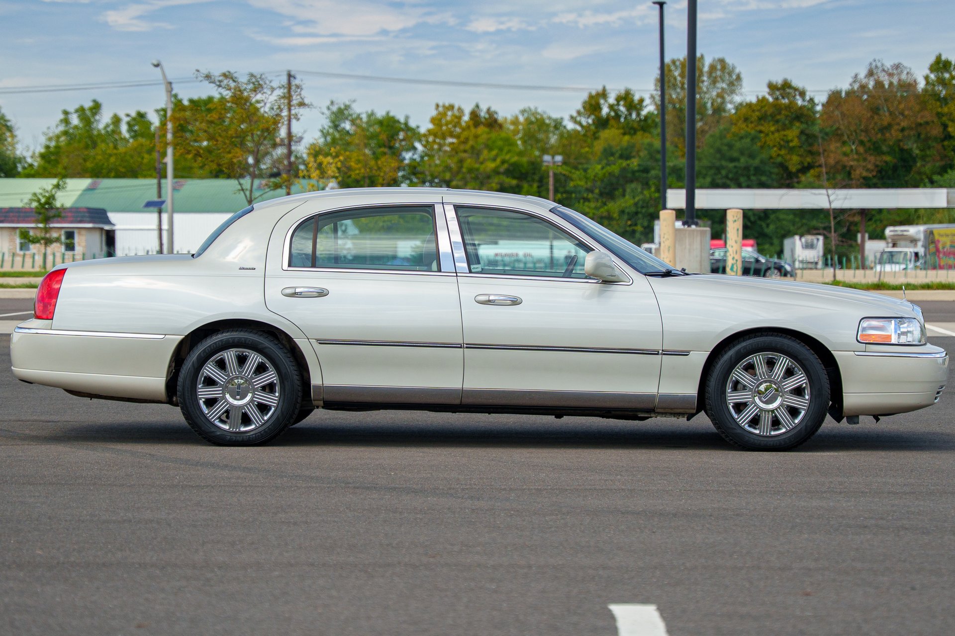 Used 2004 Lincoln Town Car Ultimate RWD image 14