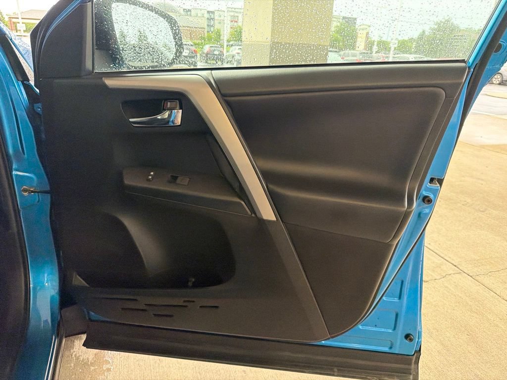 Used 2018 Toyota RAV4 XLE AWD/4WD image 25
