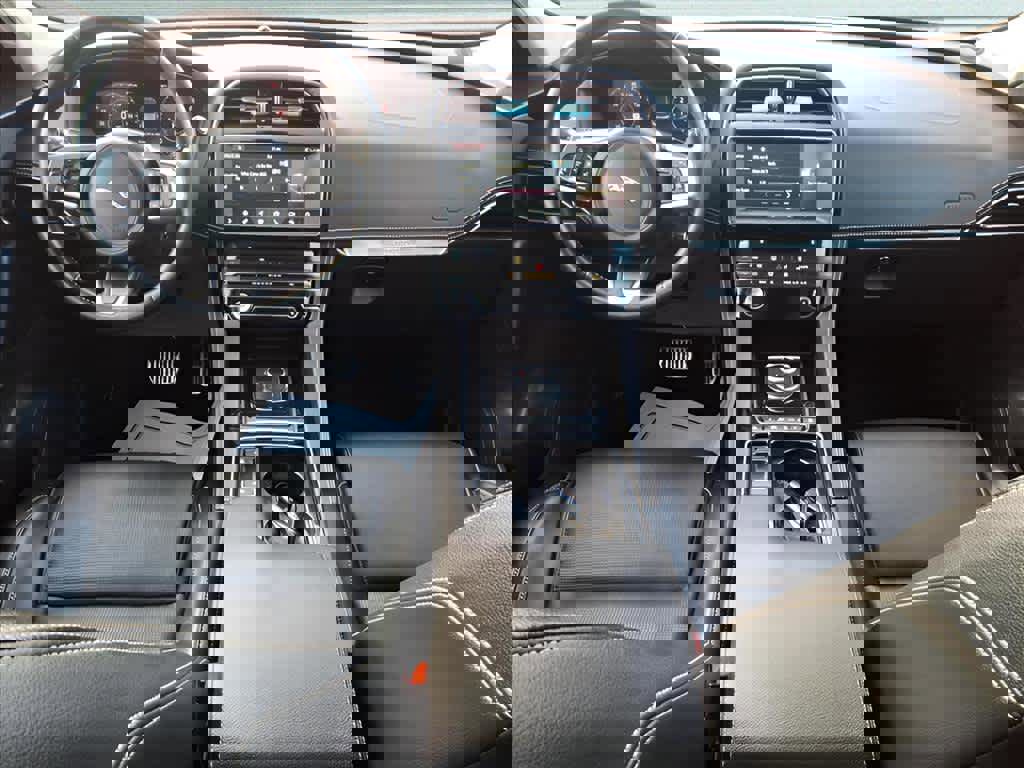 Used 2020 Jaguar F-PACE Checkered Flag image 12