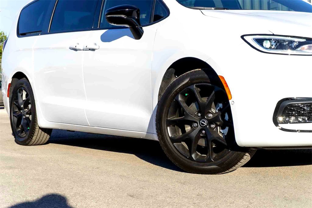 New 2026 Chrysler Pacifica Select w/ S Appearance Package image 2