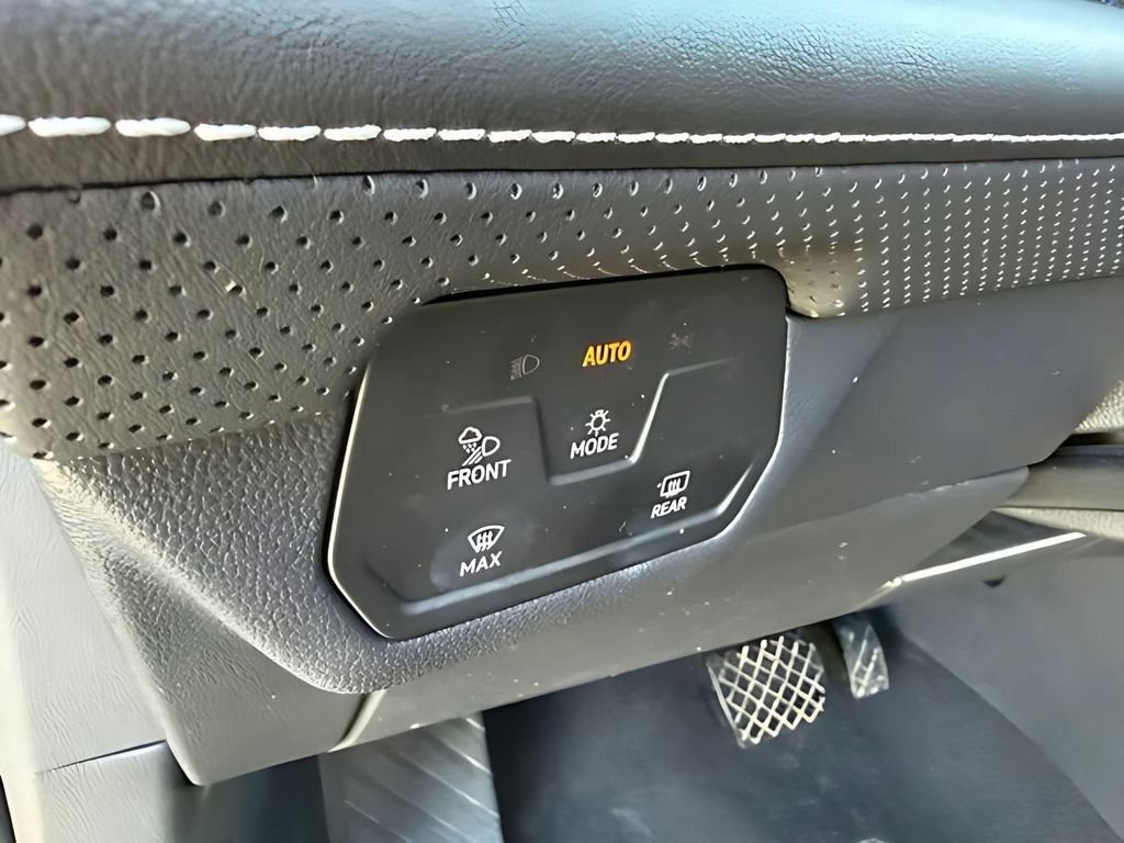 Used 2025 Volkswagen Atlas Cross Sport SE AWD/4WD image 16