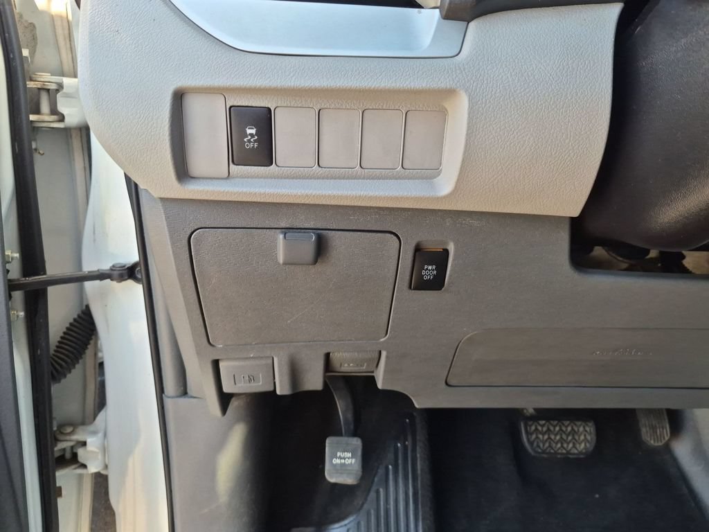 Used 2018 Toyota Sienna LE w/ Carpet Mat Package FWD image 18