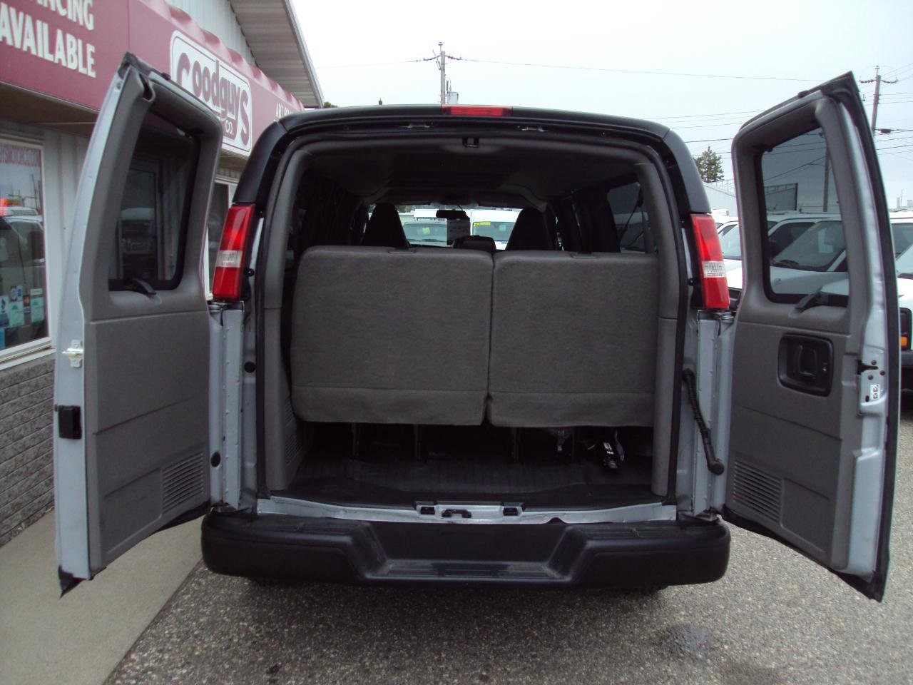 Used 2019 Chevrolet Express 3500 LS RWD image 8