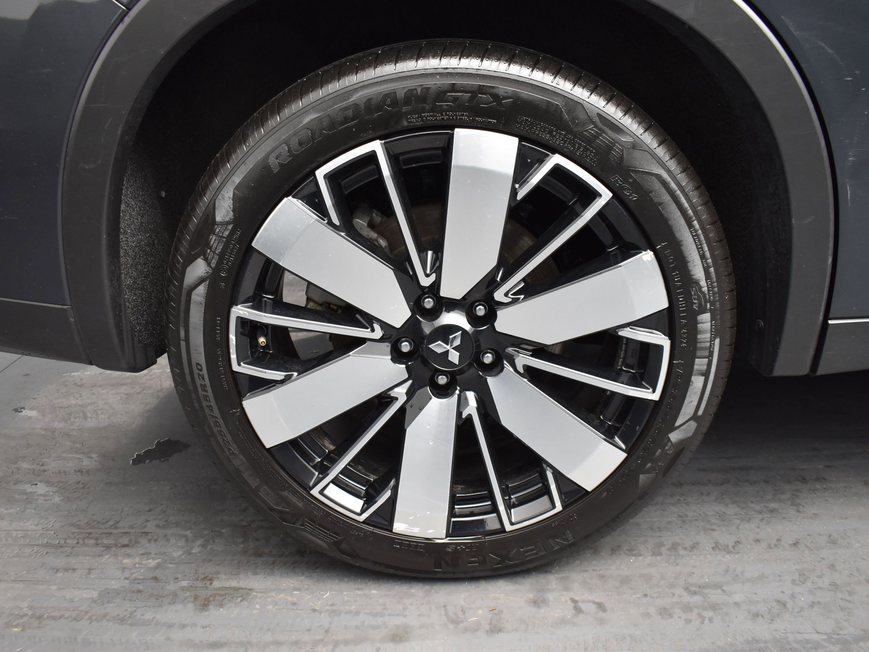 Used 2025 Mitsubishi Outlander AWD image 16