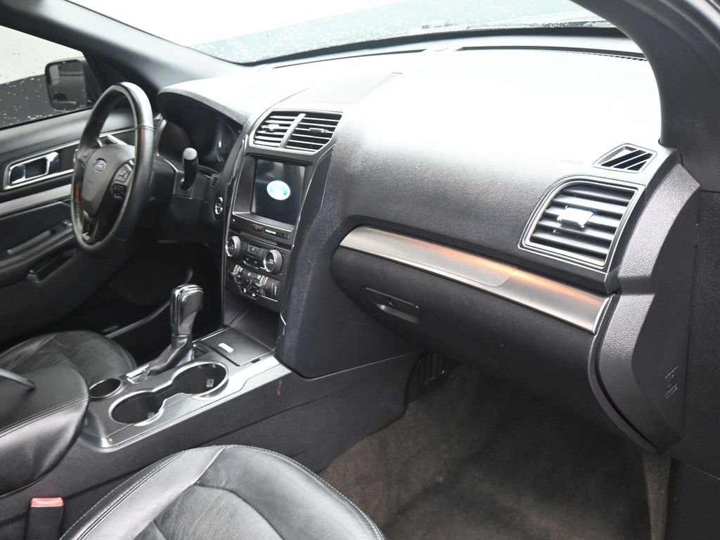 Used 2018 Ford Explorer XLT w/ Equipment Group 202A FWD image 5