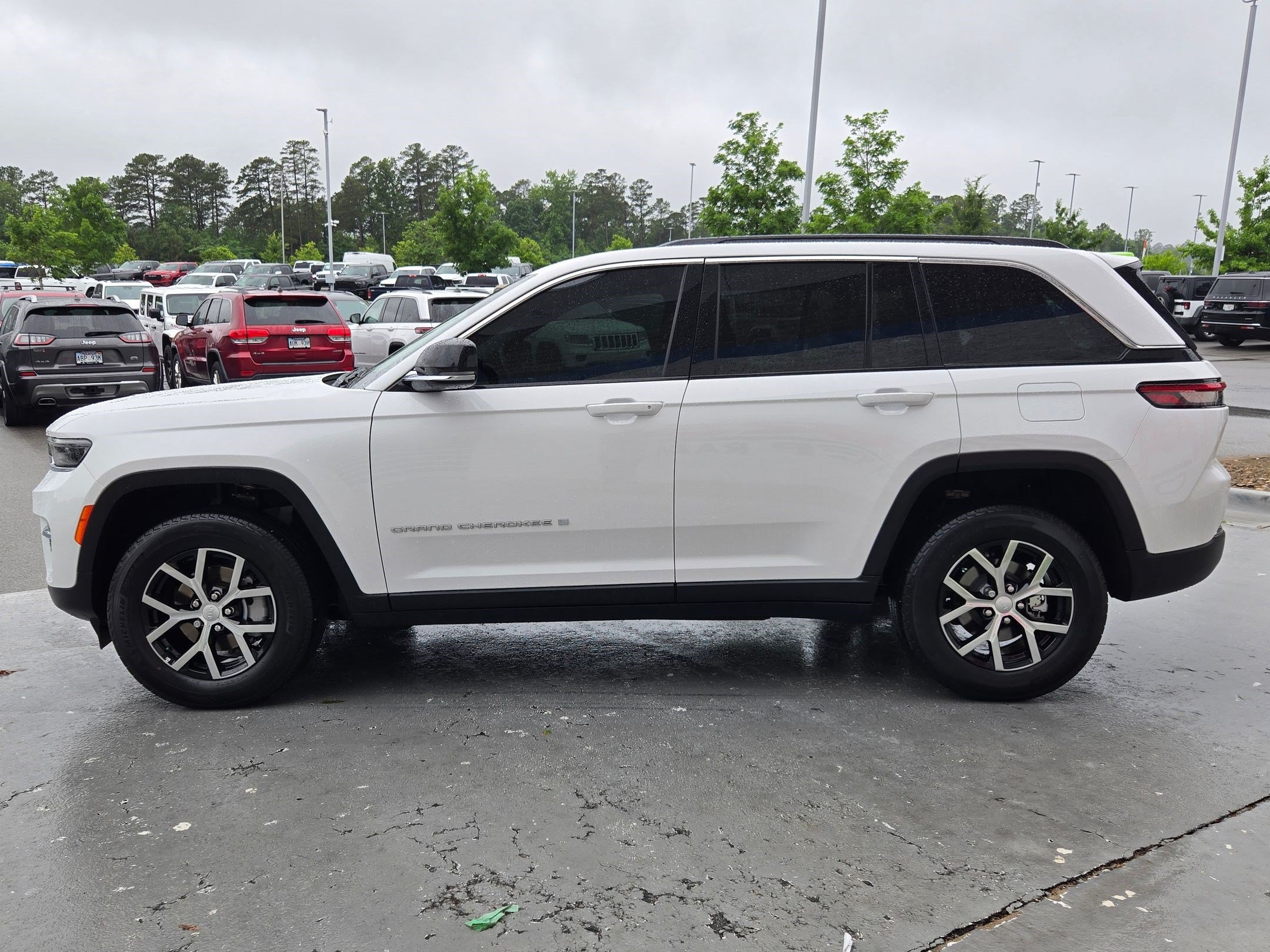 Used 2025 Jeep Grand Cherokee Limited AWD/4WD image 4