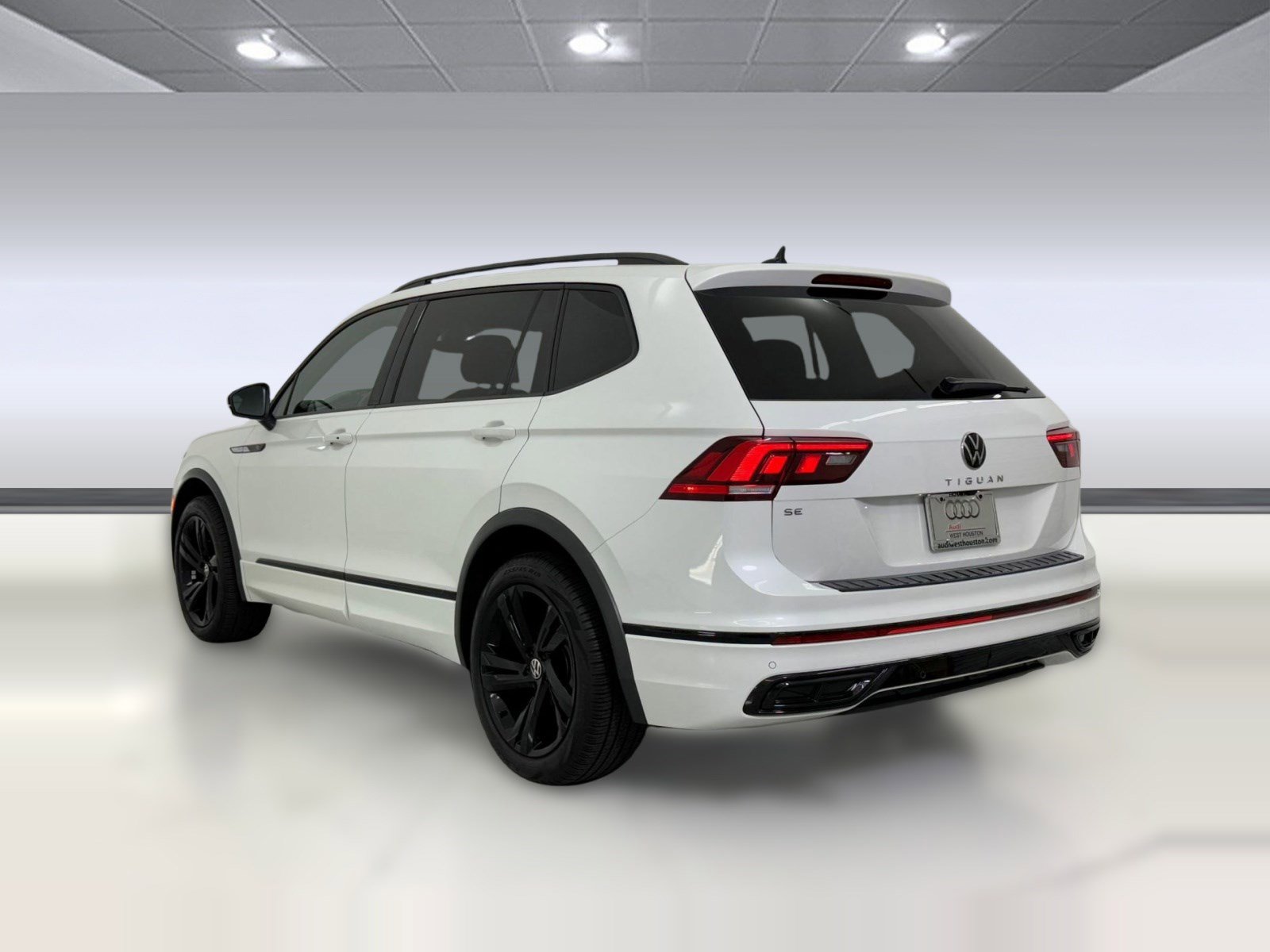 Used 2024 Volkswagen Tiguan SE R-Line image 3