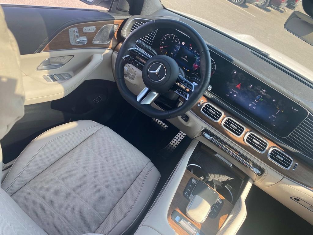 Used 2025 Mercedes-Benz GLS 580 4MATIC image 31