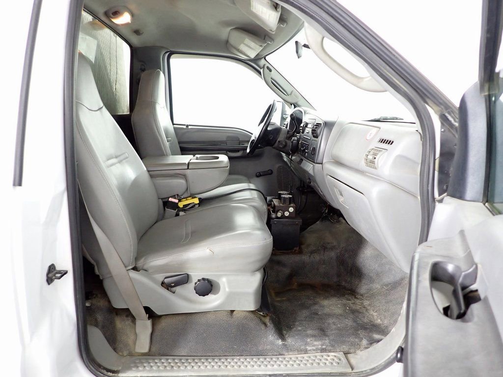 Used 2007 Ford F550 2WD Regular Cab Super Duty image 19