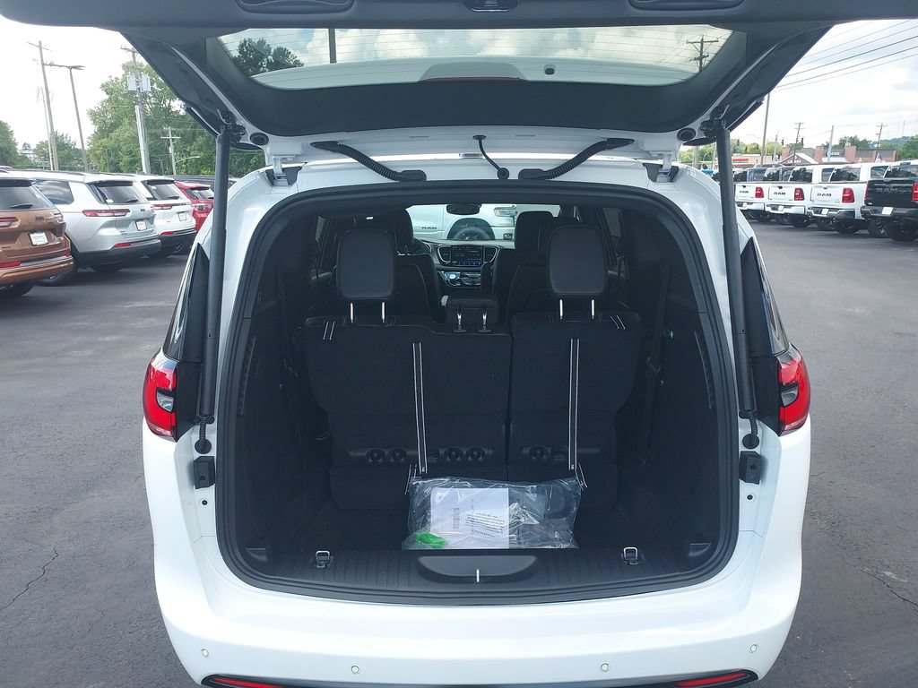New 2027 Chrysler Pacifica Select w/ S Appearance Package FWD image 9