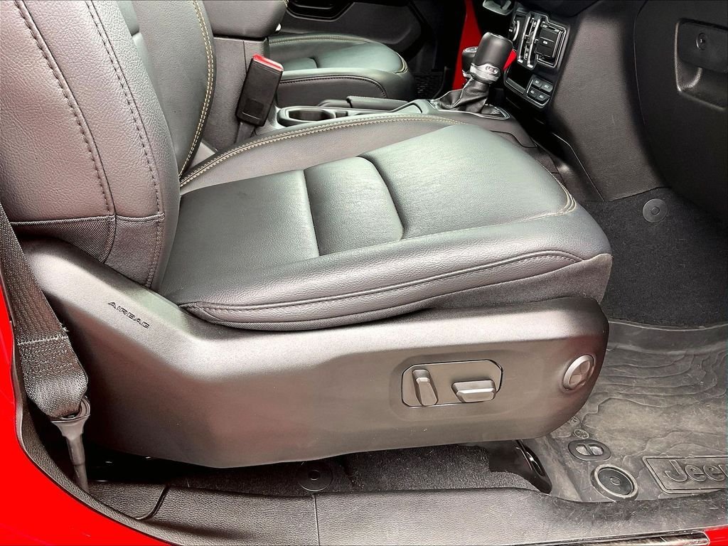 Used 2025 Jeep Wrangler Unlimited Sahara AWD/4WD image 36