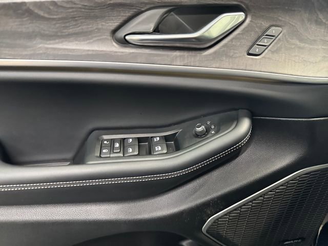 Used 2024 Jeep Grand Cherokee Limited w/ Luxury Tech Group II image 12