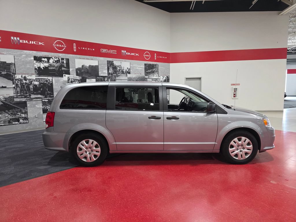 Used 2019 Dodge Grand Caravan SE FWD image 2