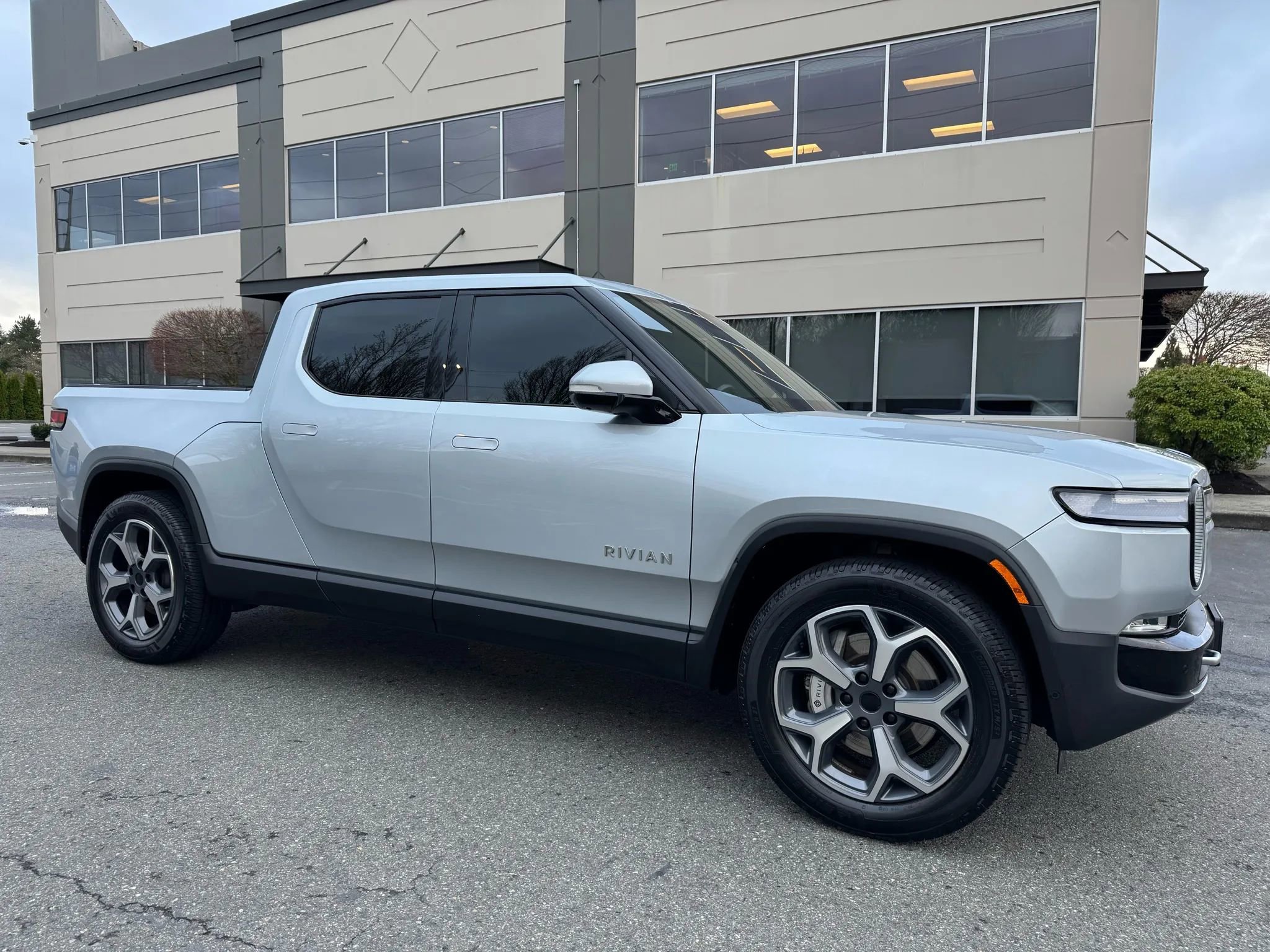 Used 2024 Rivian R1T Adventure image 1