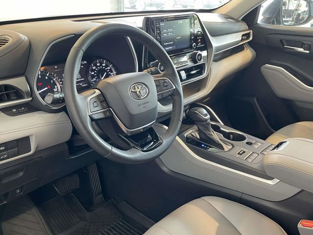 Used 2021 Toyota Highlander XLE AWD/4WD image 13