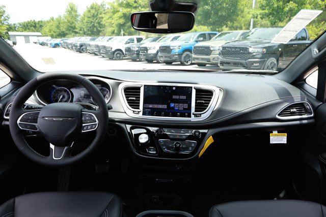 New 2027 Chrysler Pacifica Select FWD image 33