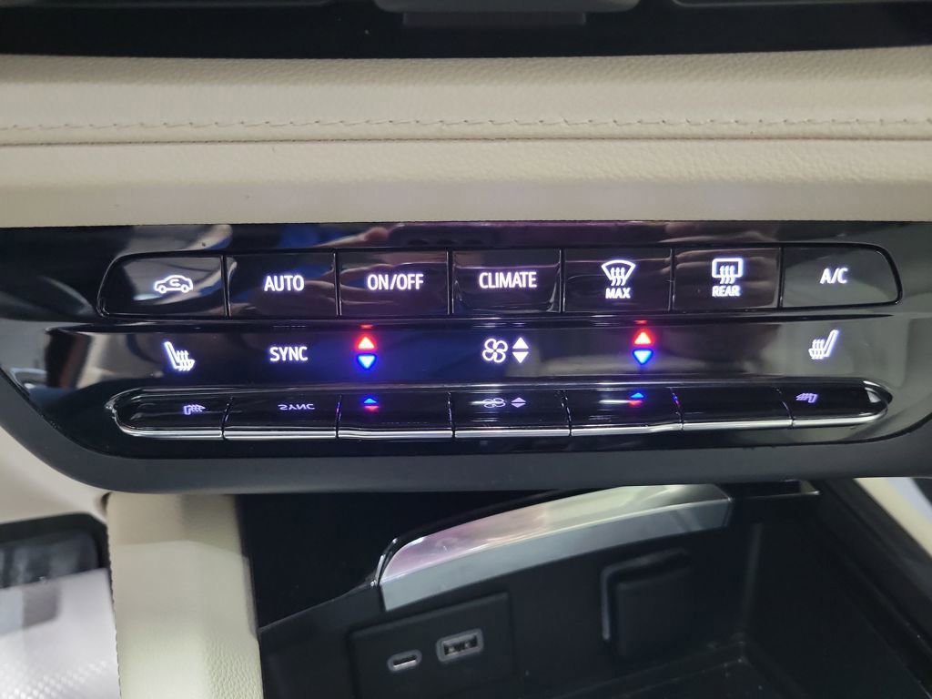 Used 2022 Buick Envision Essence w/ Safety Package image 43