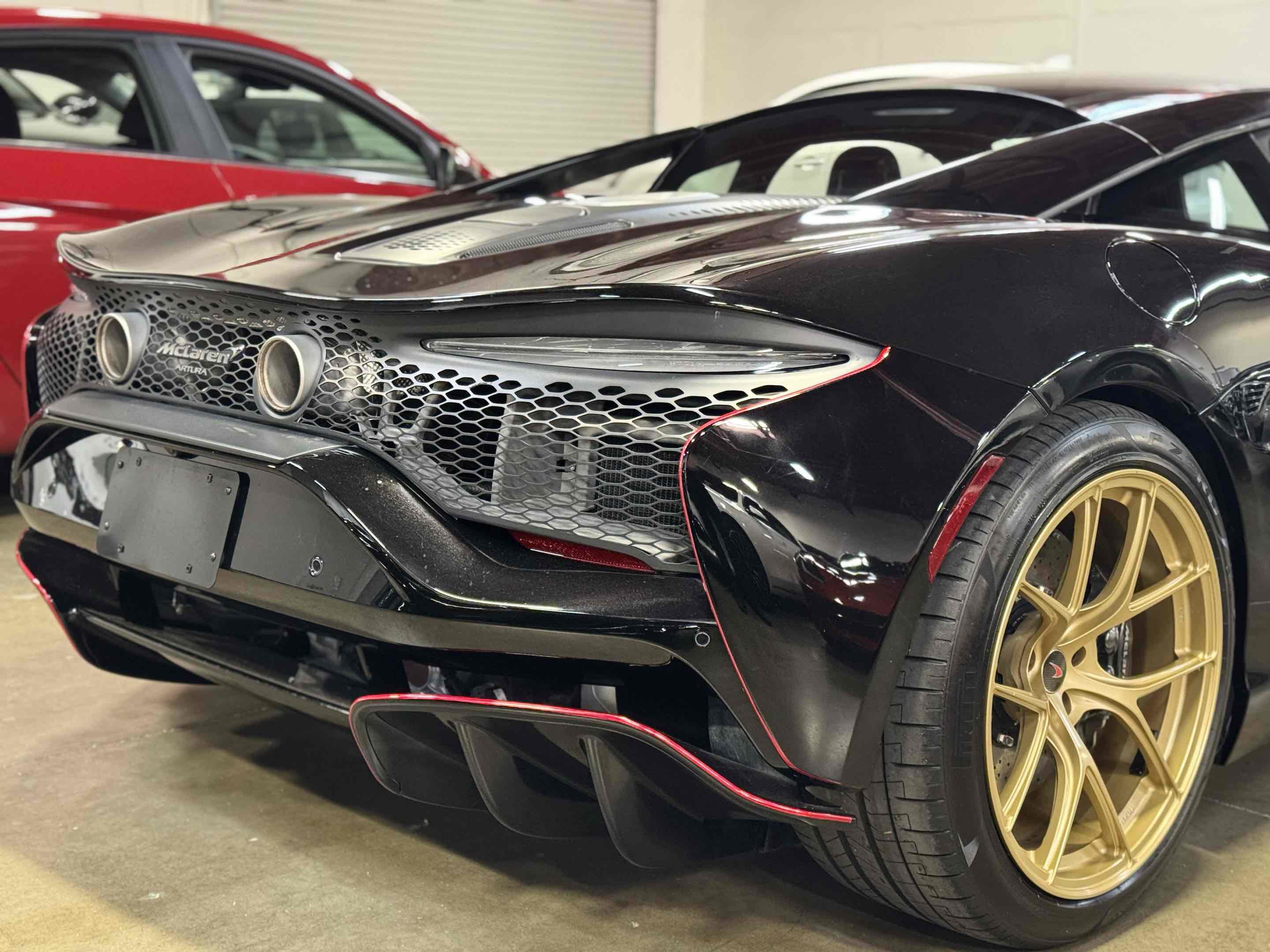 Used 2023 McLaren Artura image 21