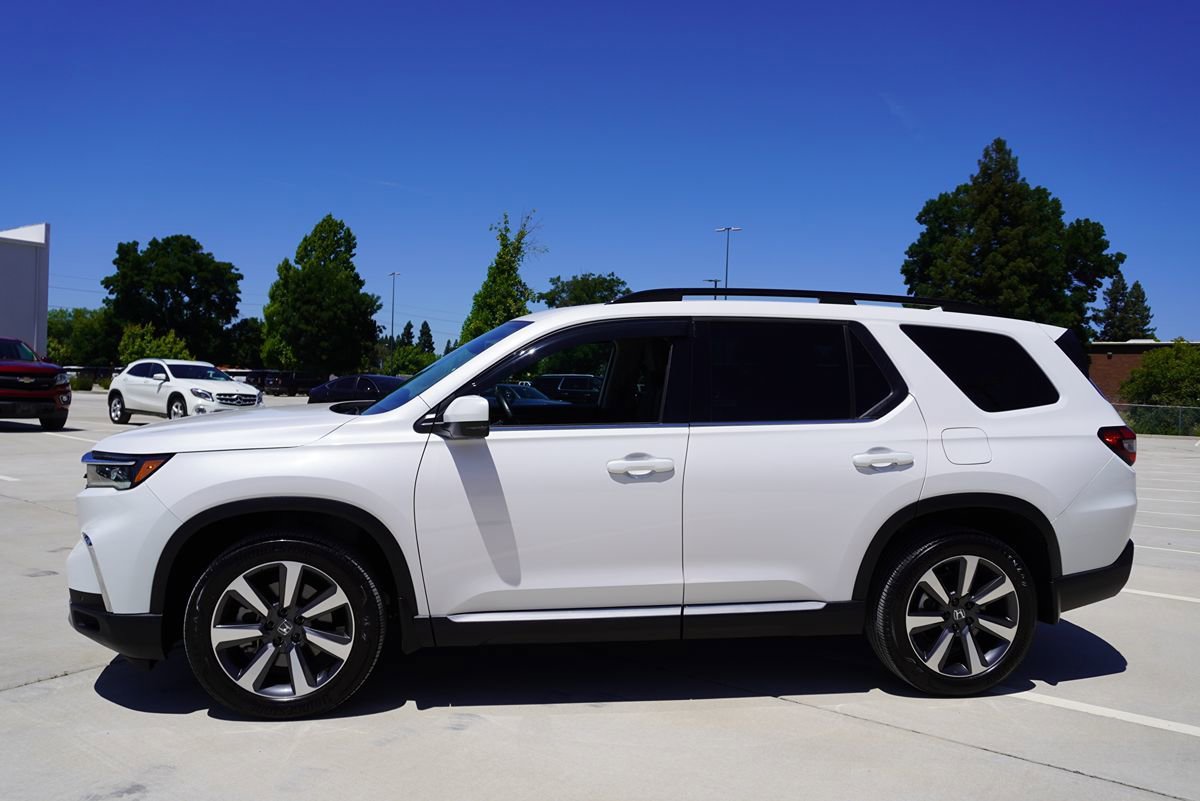 Used 2025 Honda Pilot Touring image 3