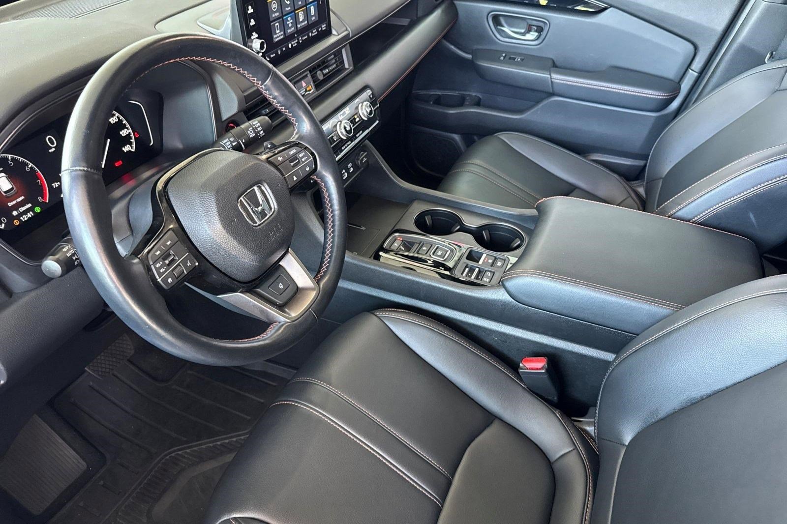 Used 2025 Honda Pilot TrailSport image 4