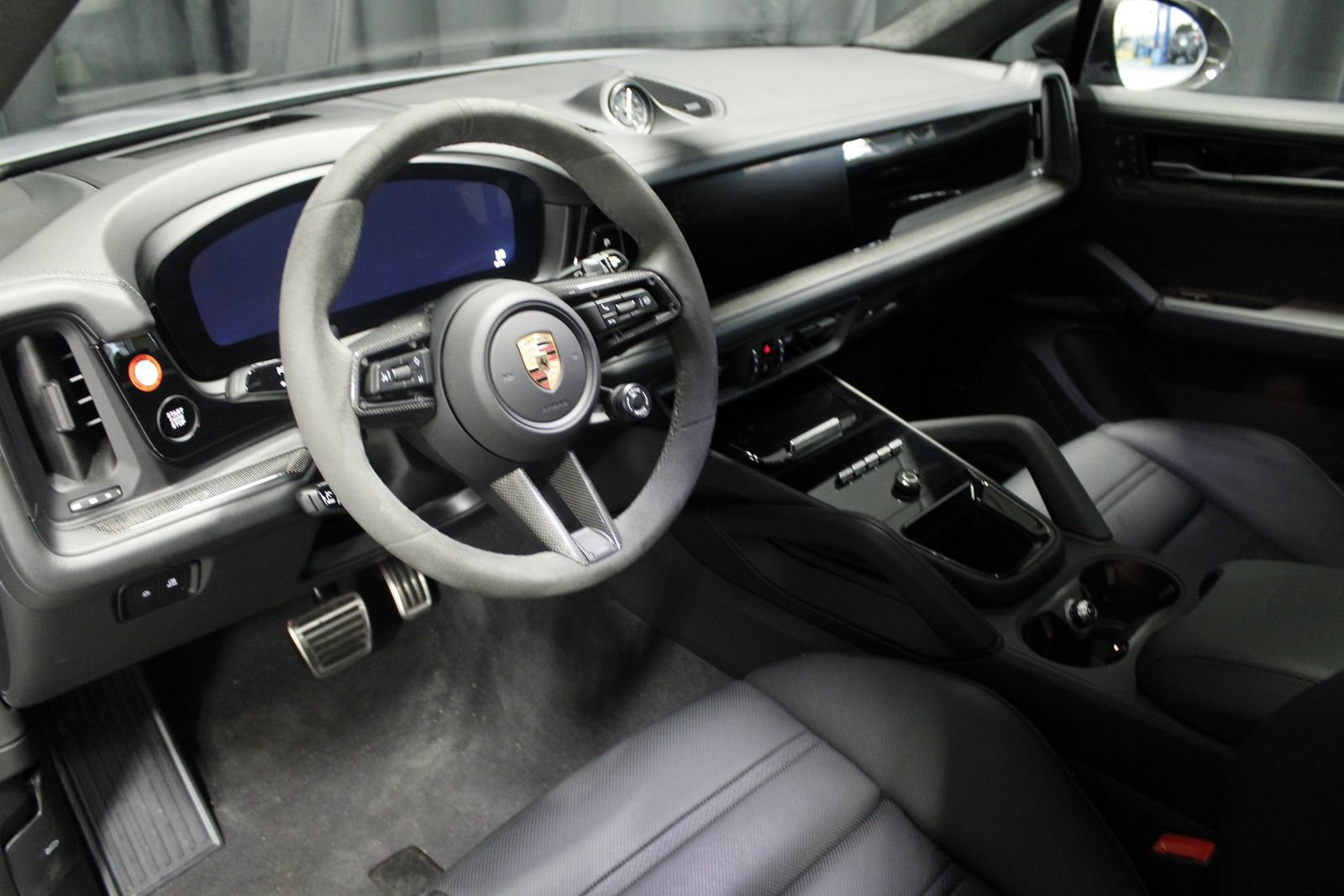 Certified 2025 Porsche Cayenne GTS AWD/4WD image 27
