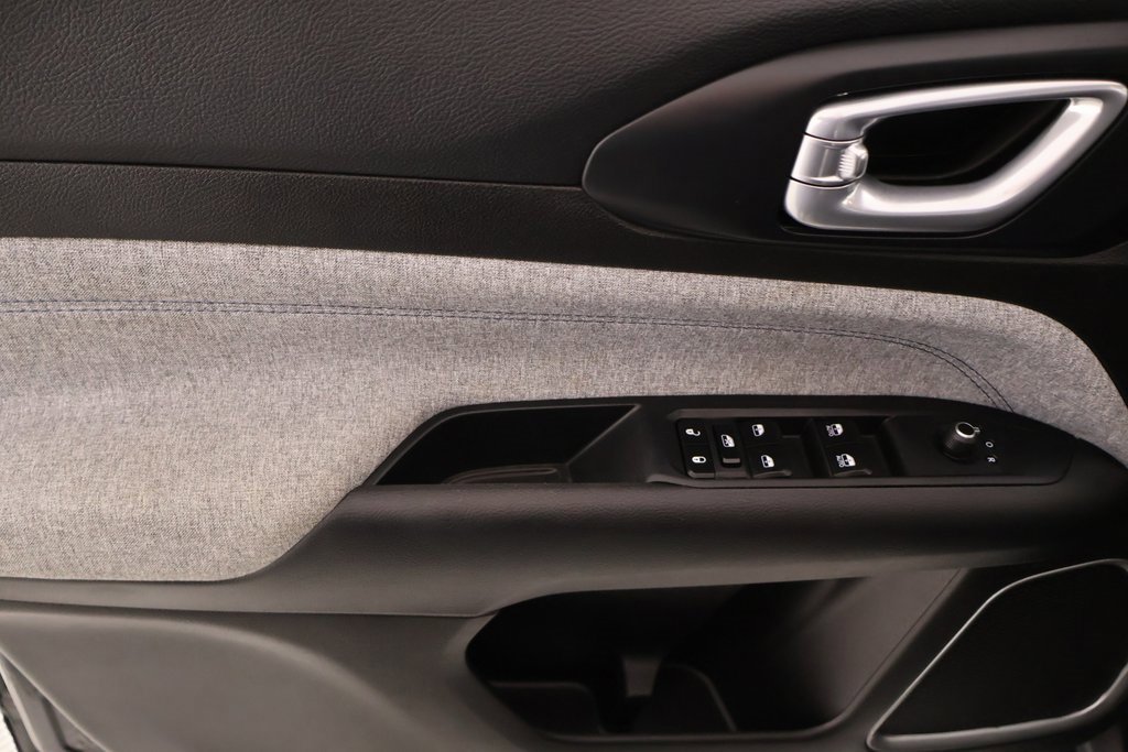 Used 2025 Jeep Compass Sport image 14