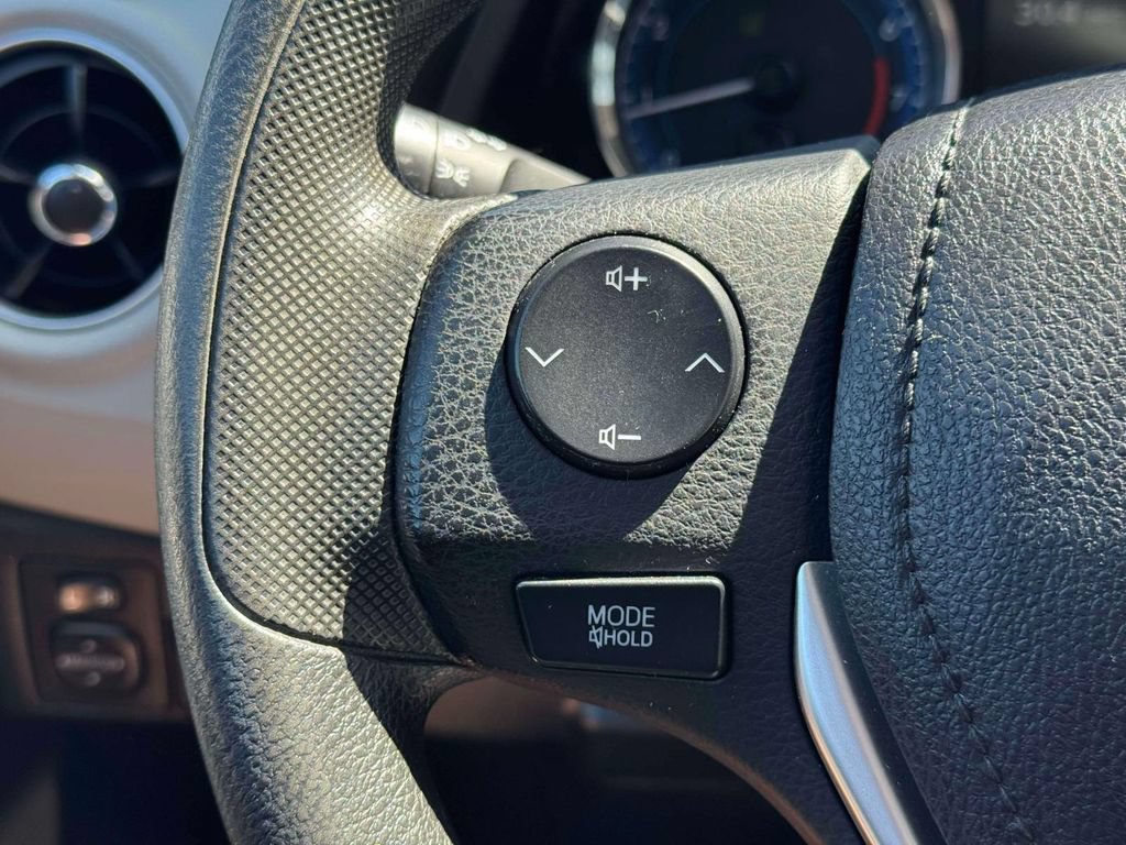 Used 2018 Toyota Corolla LE FWD image 24