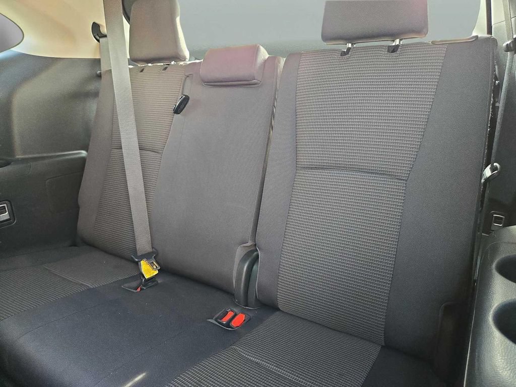 Used 2023 Toyota Highlander L FWD image 12
