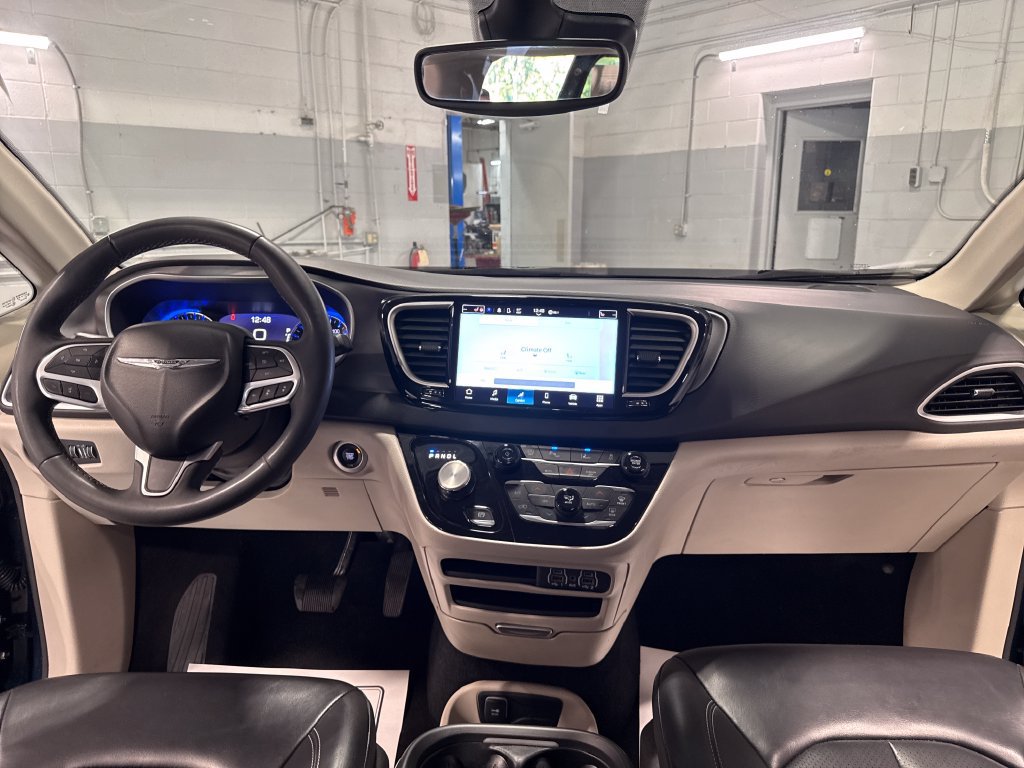 Used 2023 Chrysler Pacifica Touring-L FWD image 37