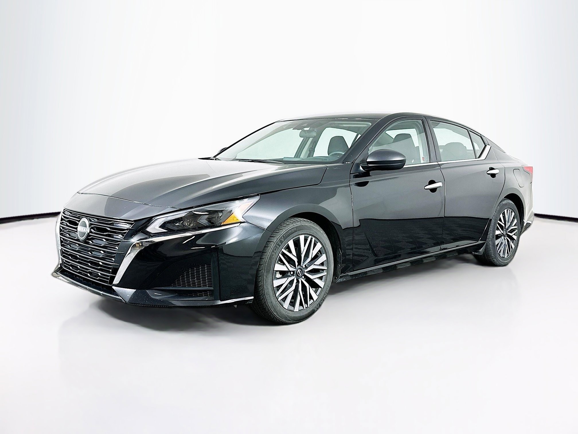 Used 2024 Nissan Altima 2.5 SV image 3