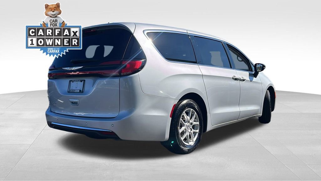 Used 2024 Chrysler Pacifica Touring-L image 3