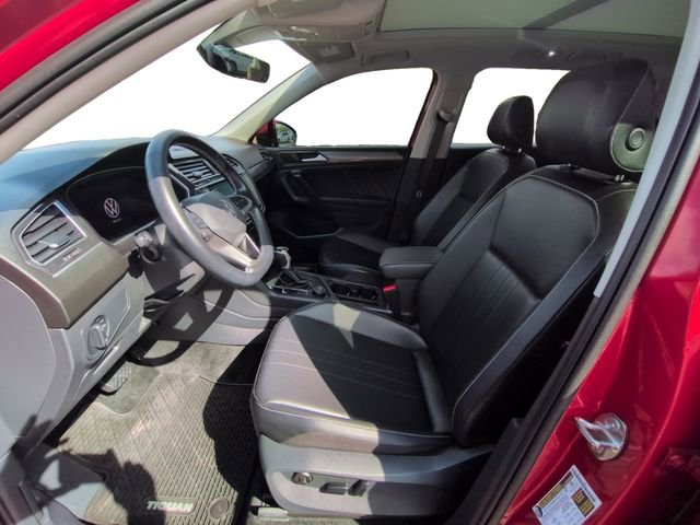 Used 2024 Volkswagen Tiguan SE w/ Panoramic Sunroof Package image 13