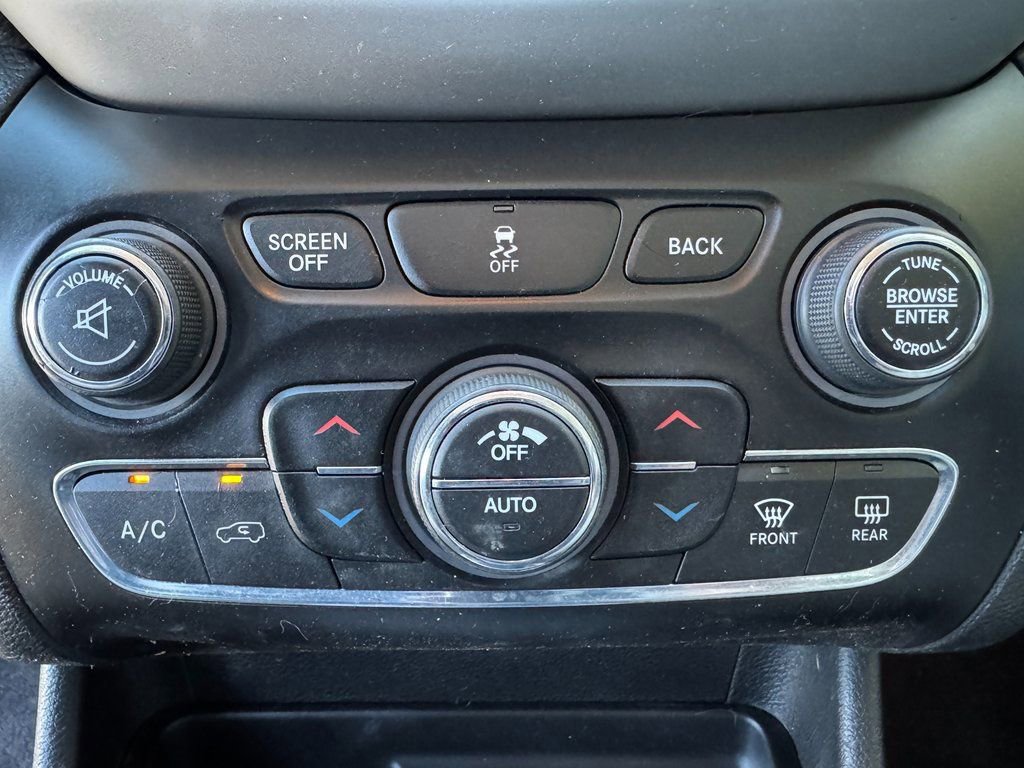 Used 2017 Jeep Cherokee Latitude w/ Comfort/Convenience Group image 37