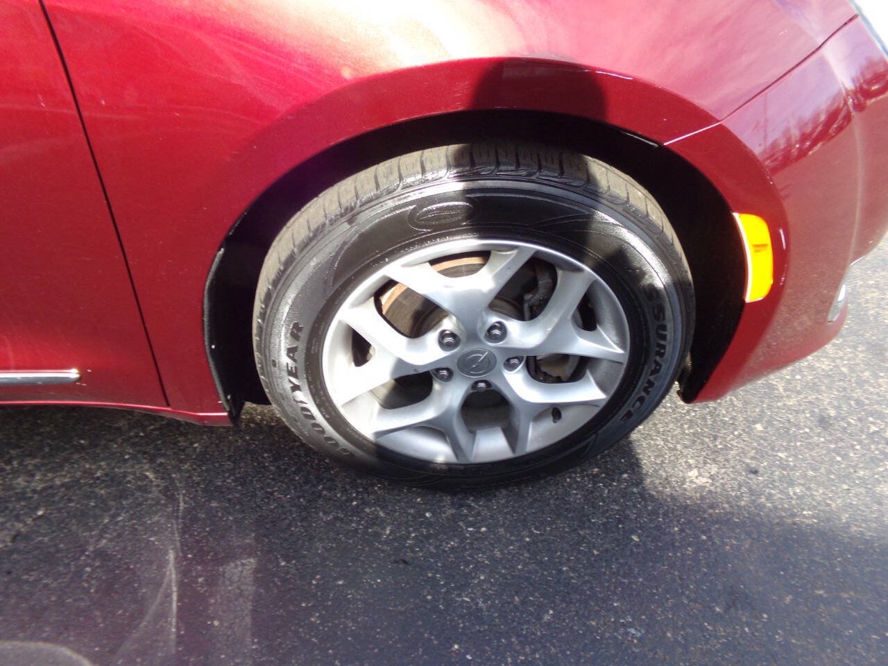 Used 2017 Chrysler Pacifica Touring-L w/ Tire & Wheel Group FWD image 44