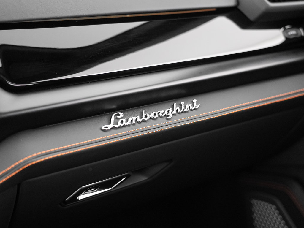 Used 2025 Lamborghini Urus SE AWD/4WD image 30