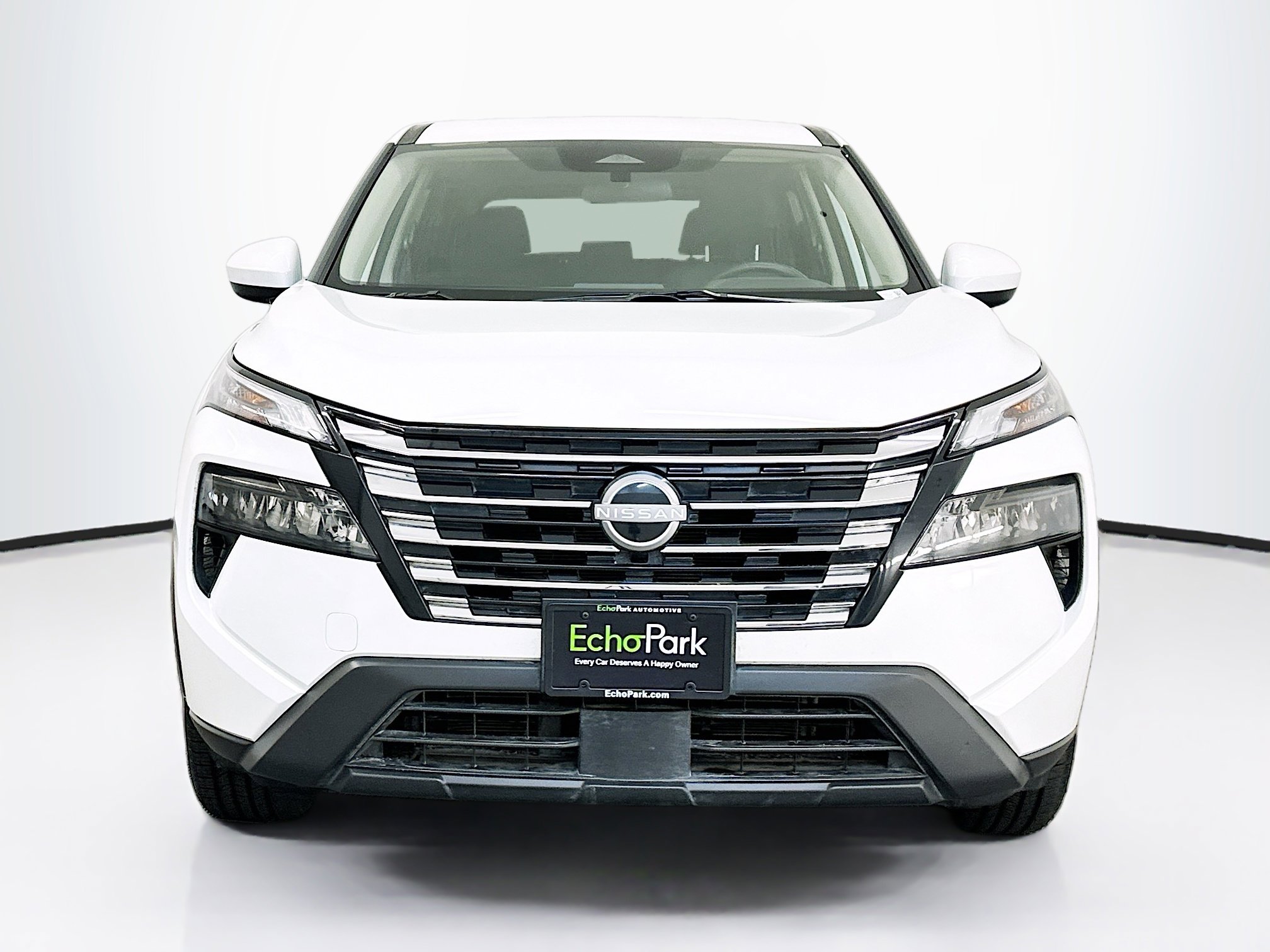 Used 2025 Nissan Rogue SV image 2