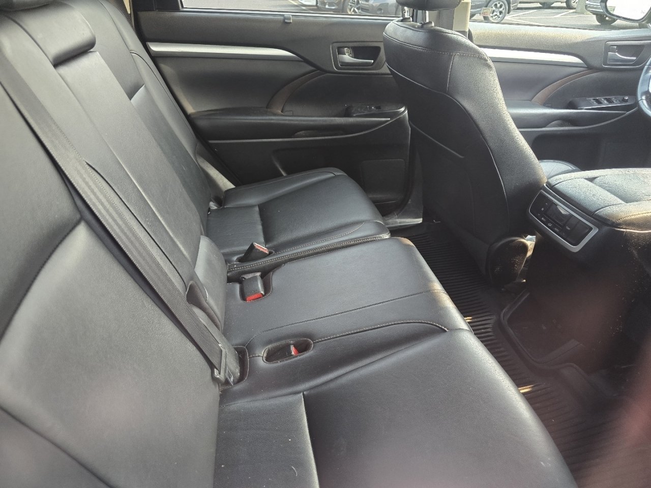 Used 2019 Toyota Highlander XLE FWD image 15