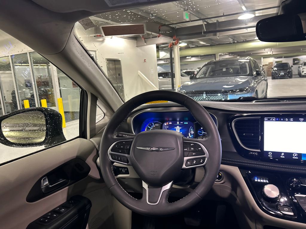 Used 2022 Chrysler Pacifica Touring-L image 24