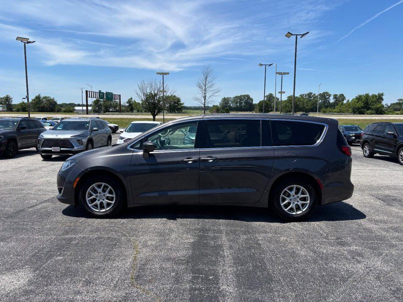 Used 2020 Chrysler Pacifica Touring FWD image 2