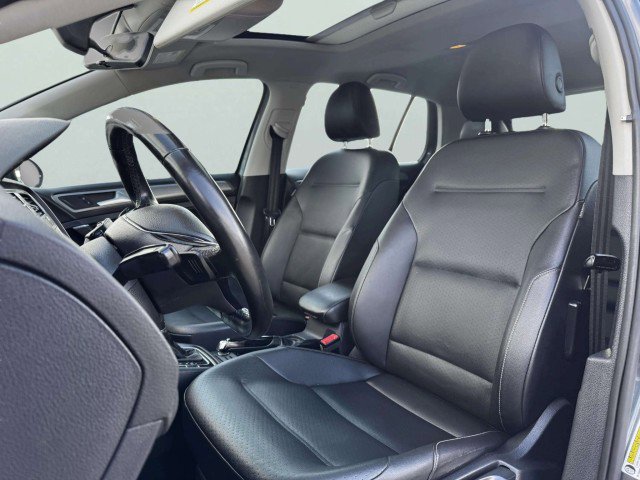 Used 2017 Volkswagen Golf SE image 18