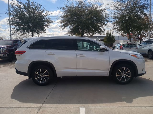 Used 2017 Toyota Highlander XLE w/ Carpet Mat Package image 4