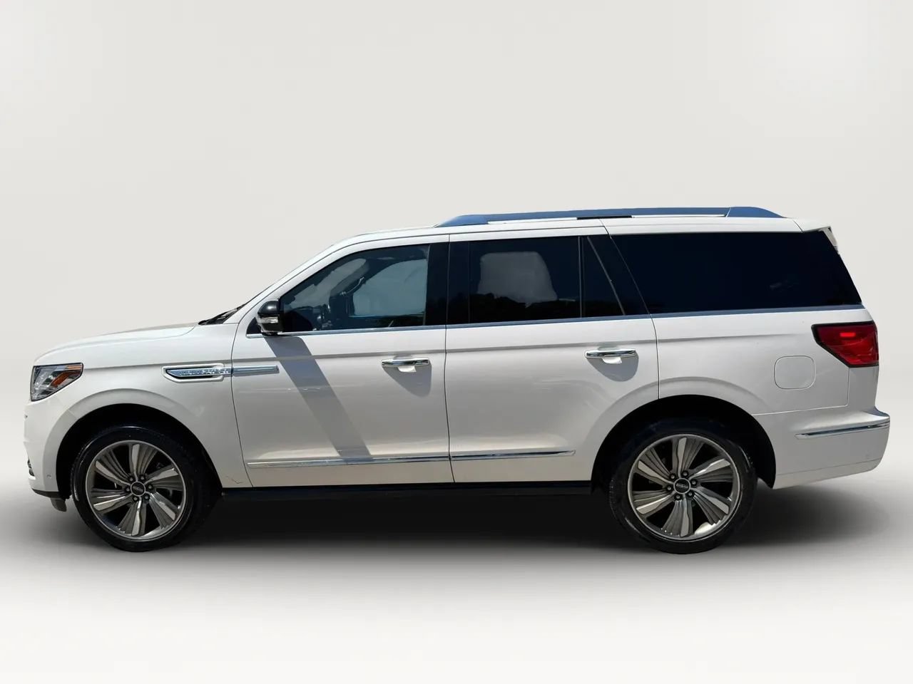Used 2018 Lincoln Navigator Reserve w/ Technology Package AWD/4WD image 6