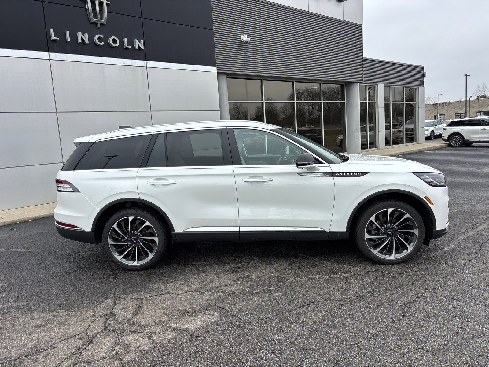 New 2026 Lincoln Aviator Reserve w/ Illumination Package AWD/4WD image 8