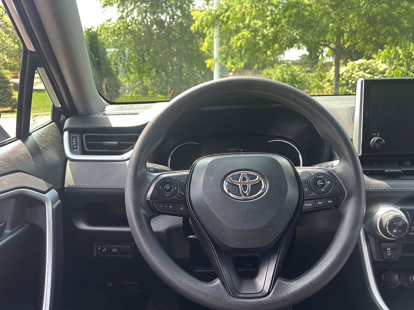 Used 2025 Toyota RAV4 LE AWD/4WD image 8