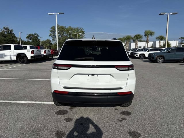 Used 2025 Jeep Grand Cherokee Limited w/ Luxury Tech Group II AWD/4WD image 4